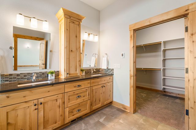 864 Highland View Loop, Redmond, OR 97756