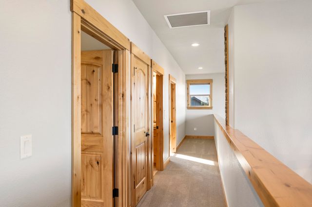 864 Highland View Loop, Redmond, OR 97756