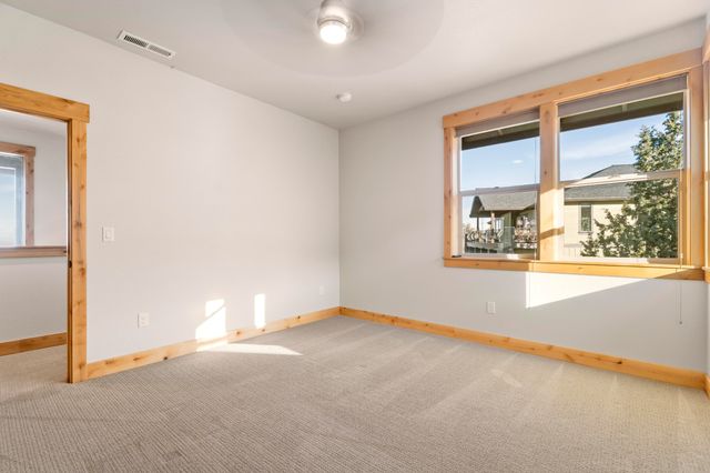 864 Highland View Loop, Redmond, OR 97756