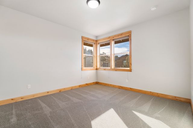 864 Highland View Loop, Redmond, OR 97756