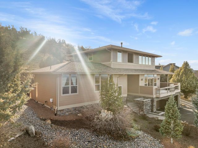 864 Highland View Loop, Redmond, OR 97756