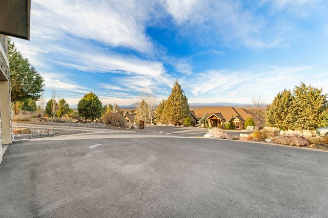864 Highland View Loop, Redmond, OR 97756
