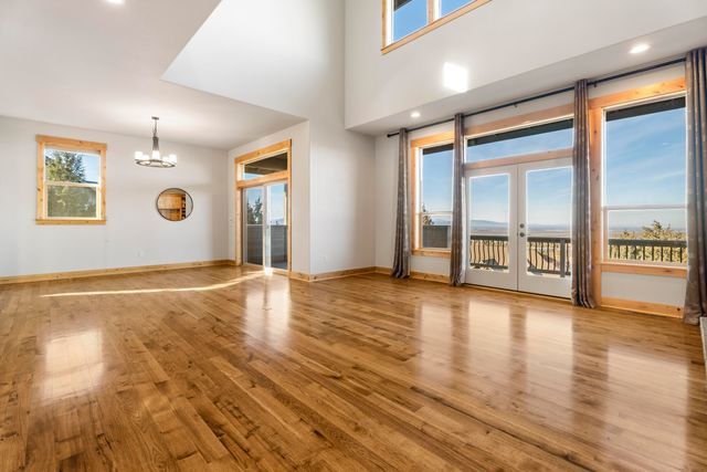 864 Highland View Loop, Redmond, OR 97756