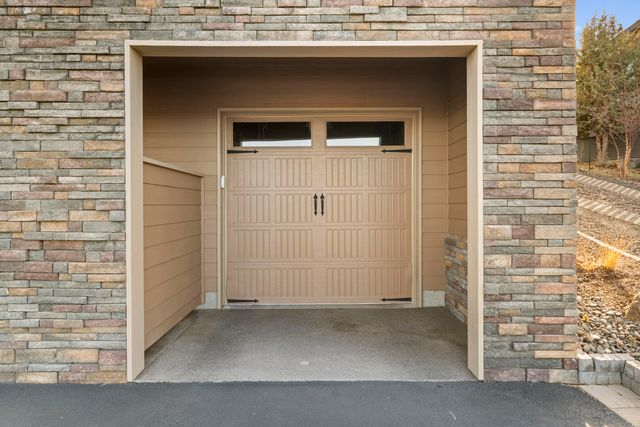 864 Highland View Loop, Redmond, OR 97756