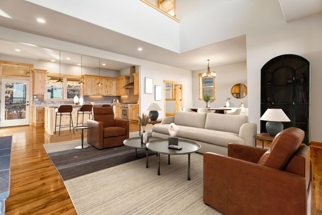 864 Highland View Loop, Redmond, OR 97756