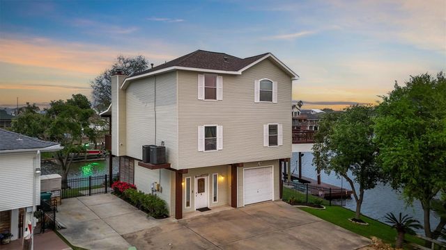 9 S Sandpiper Street, La Marque, TX 77568