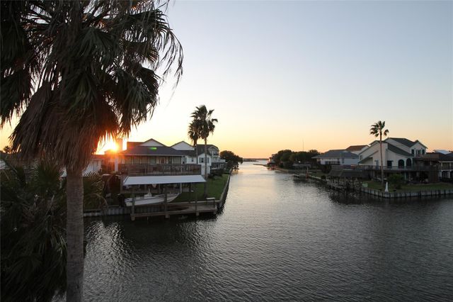 9 S Sandpiper Street, La Marque, TX 77568