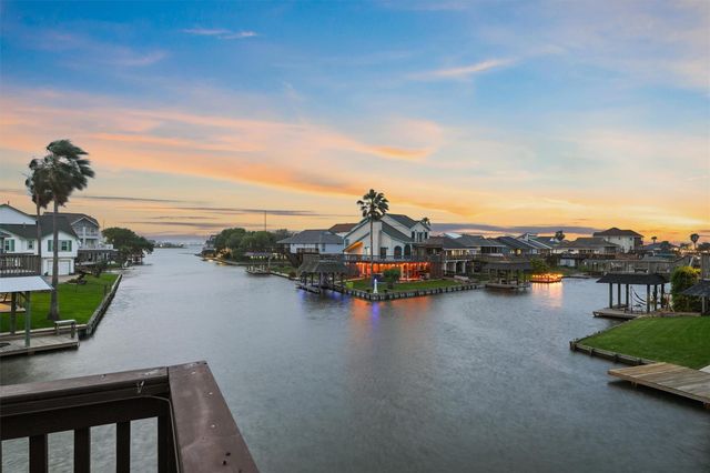 9 S Sandpiper Street, La Marque, TX 77568