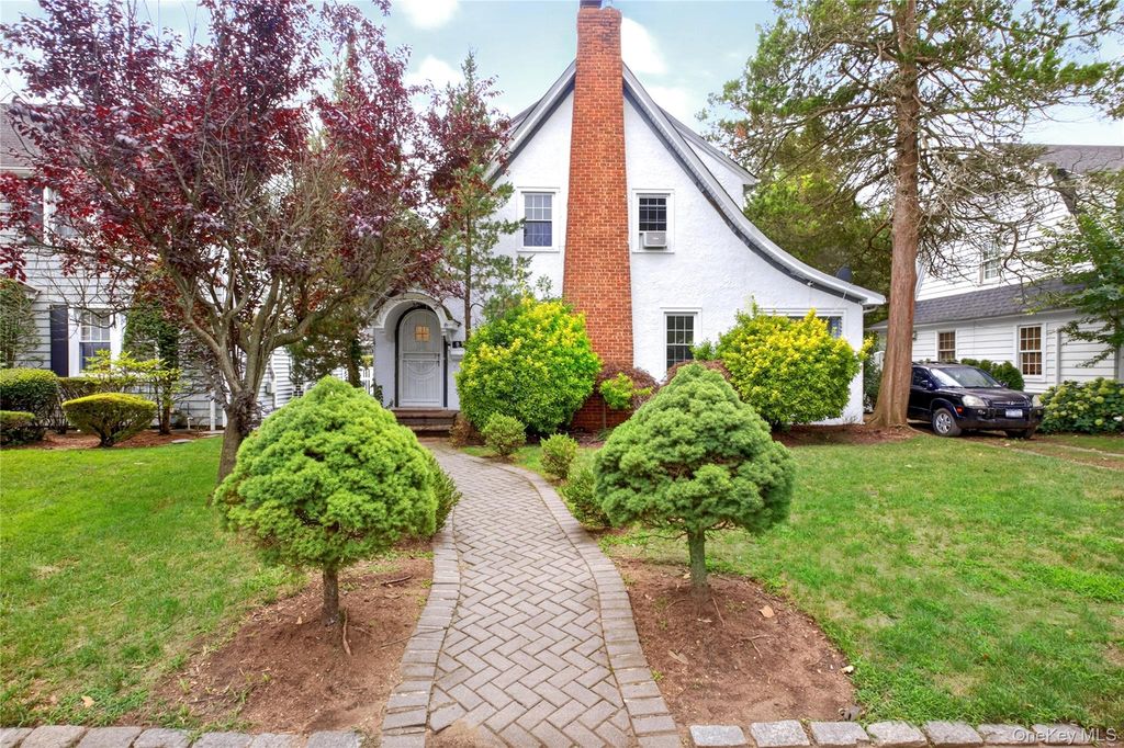 81 Chatham Place, West Hempstead, NY 11552
