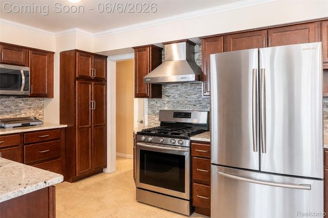 70 W Hamlin Road, Rochester, MI 48307