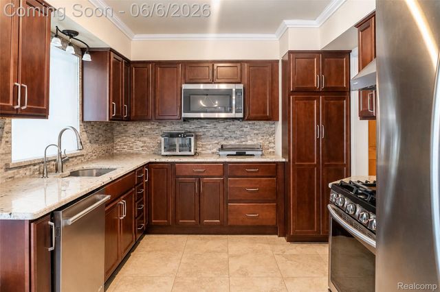 70 W Hamlin Road, Rochester, MI 48307