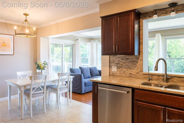 70 W Hamlin Road, Rochester, MI 48307
