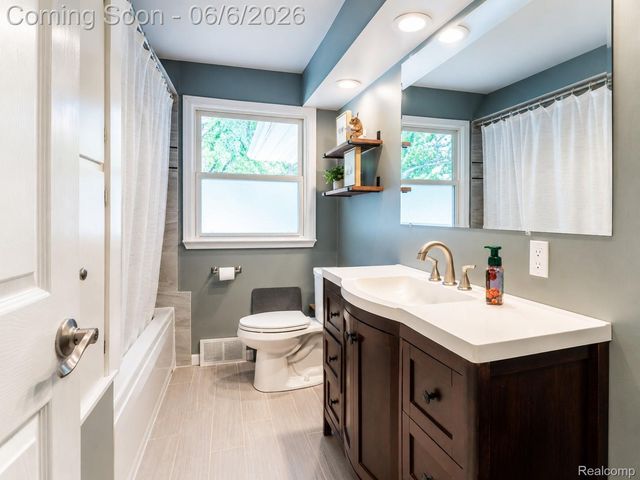 70 W Hamlin Road, Rochester, MI 48307