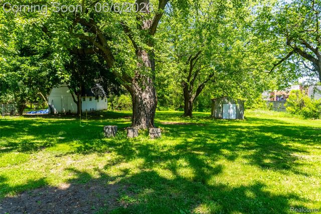 70 W Hamlin Road, Rochester, MI 48307