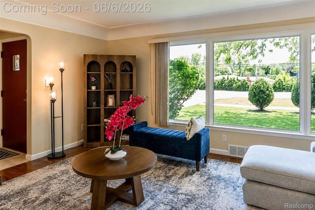 70 W Hamlin Road, Rochester, MI 48307