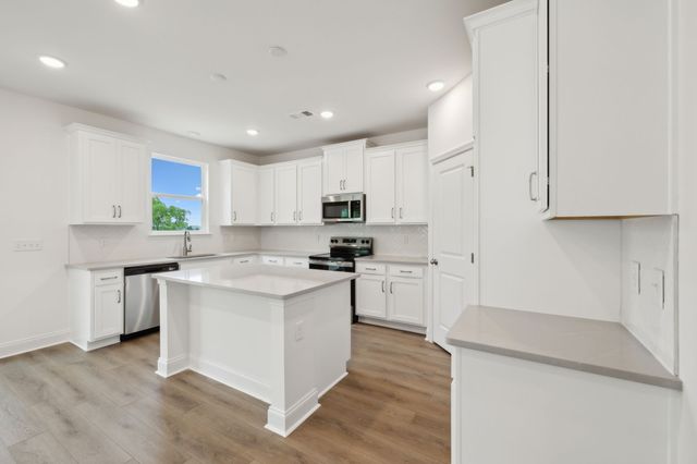 1082 Large Poppy Dr, La Vergne, TN 37086