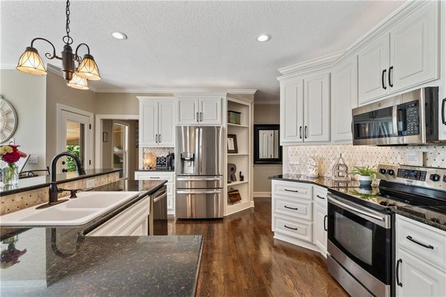 7913 W 155th Place, Overland Park, KS 66223