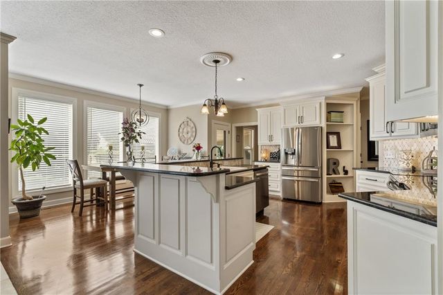 7913 W 155th Place, Overland Park, KS 66223