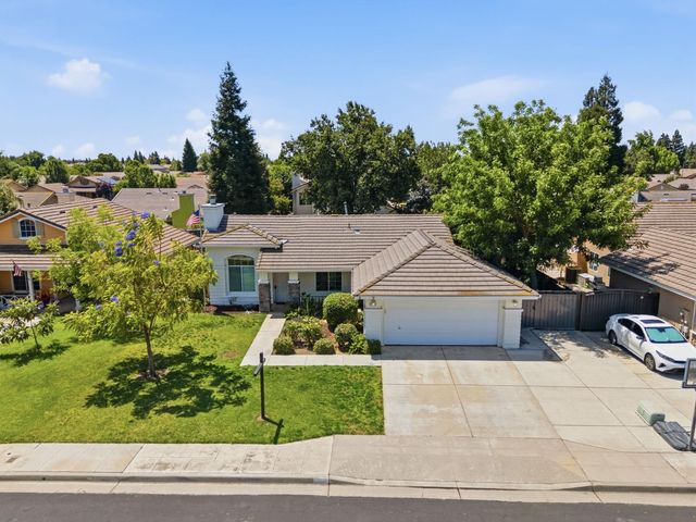 2702 Mitchell Avenue, Clovis, CA 93611