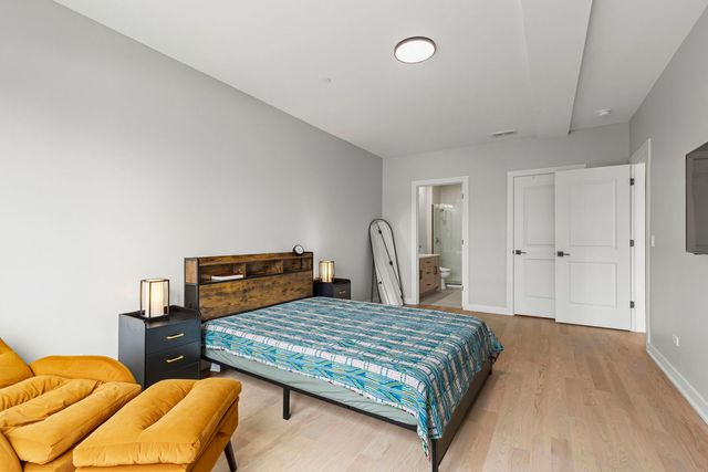 6246 N Pulaski Road 204, Chicago, IL 60646