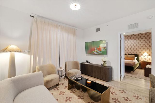 1542 NW 2nd St 105, Miami, FL 33125