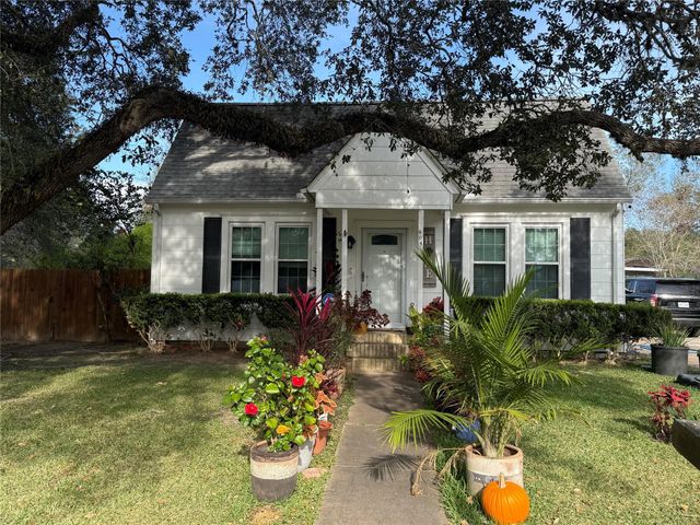 404 Clark Street N, Eagle Lake, TX 77434