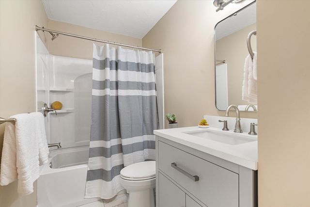 1 Juneberry Ln 82, Worcester, MA 01606