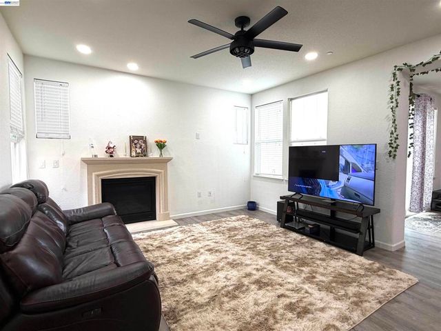 277 W Saint Francis Ave, Mountain House, CA 95391