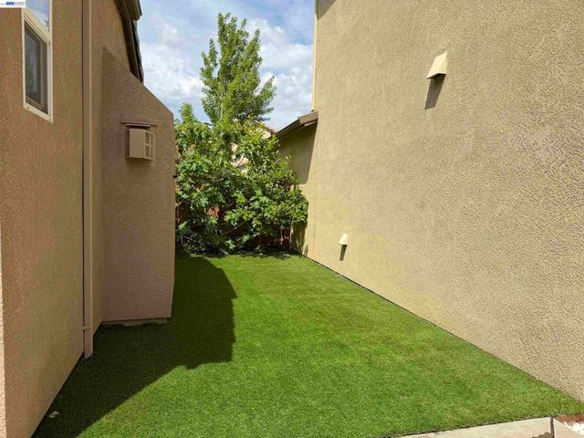 277 W Saint Francis Ave, Mountain House, CA 95391