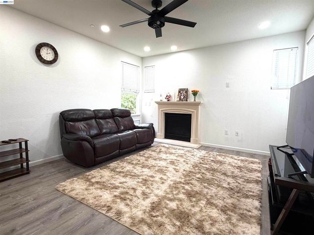 277 W Saint Francis Ave, Mountain House, CA 95391