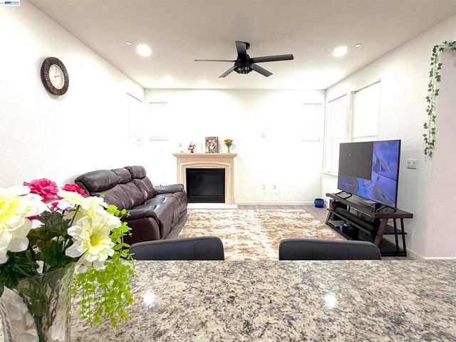 277 W Saint Francis Ave, Mountain House, CA 95391