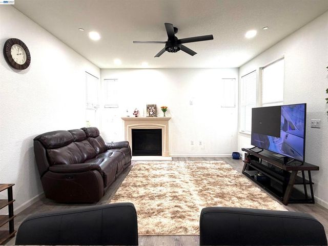 277 W Saint Francis Ave, Mountain House, CA 95391