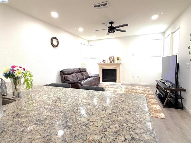 277 W Saint Francis Ave, Mountain House, CA 95391