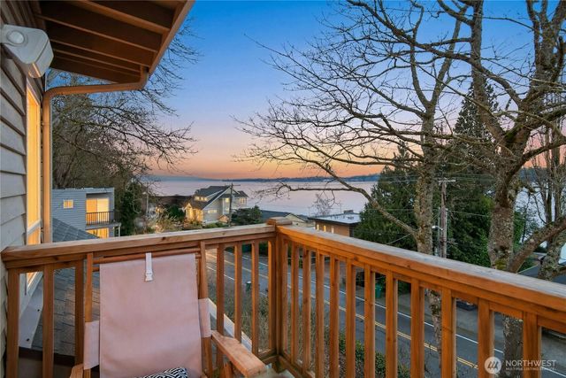 12506 Holmes Point Drive NE, Kirkland, WA 98034