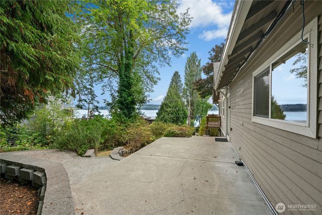 12506 Holmes Point Drive NE, Kirkland, WA 98034