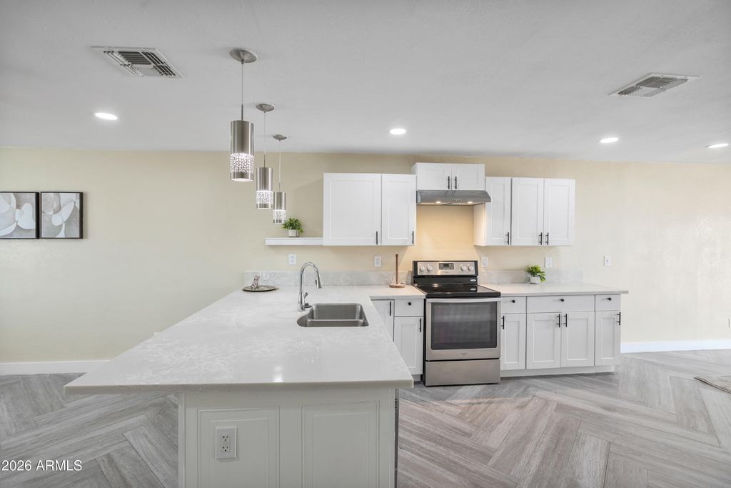 Image 6 of property listing at 5050 N 41st Drive, Phoenix, AZ 85019