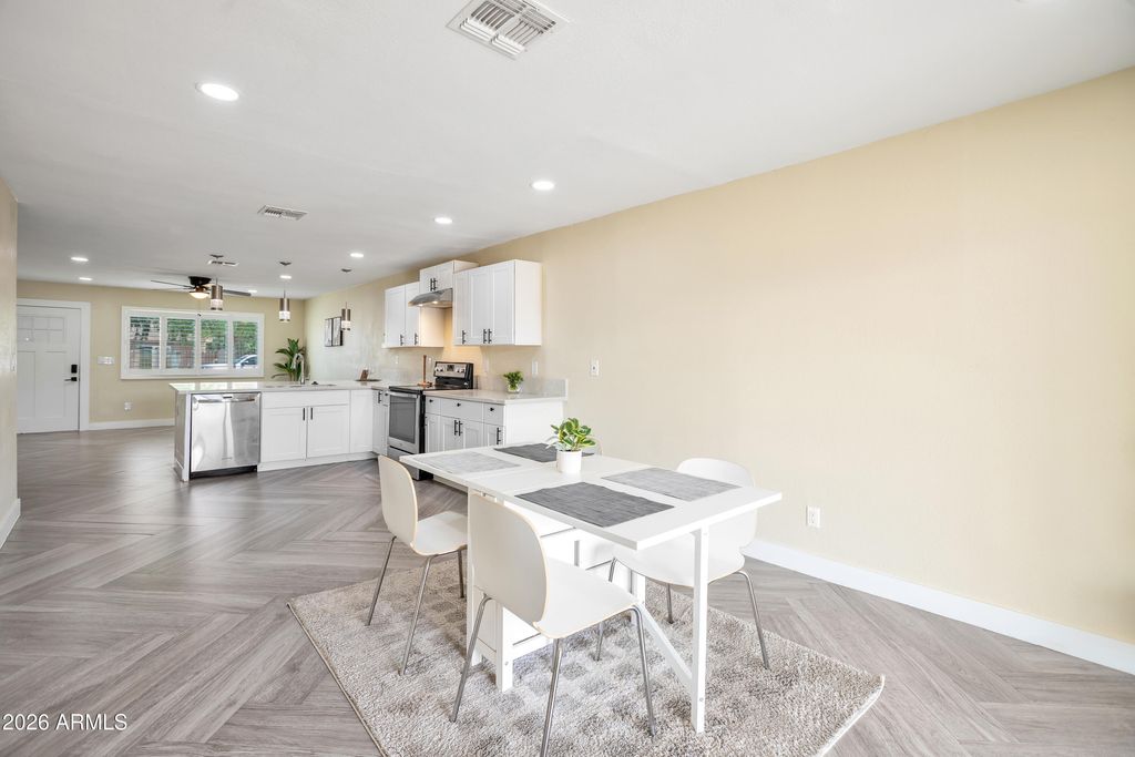 Image 9 of property listing at 5050 N 41st Drive, Phoenix, AZ 85019