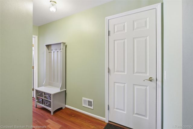 3710 Stoneridge Court, Commerce Charter Township, MI 48382