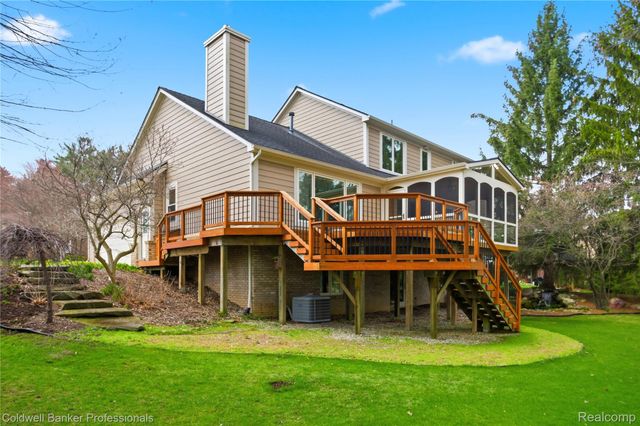 3710 Stoneridge Court, Commerce Charter Township, MI 48382