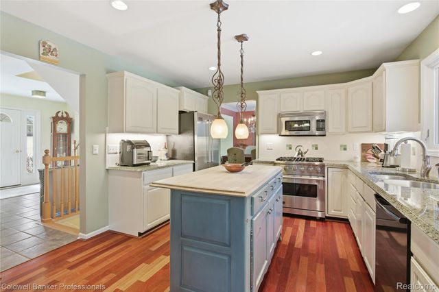 3710 Stoneridge Court, Commerce Charter Township, MI 48382