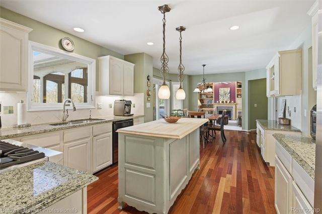 3710 Stoneridge Court, Commerce Charter Township, MI 48382