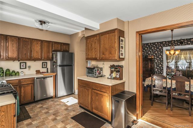 8 3rd Place, Garden City, NY 11530