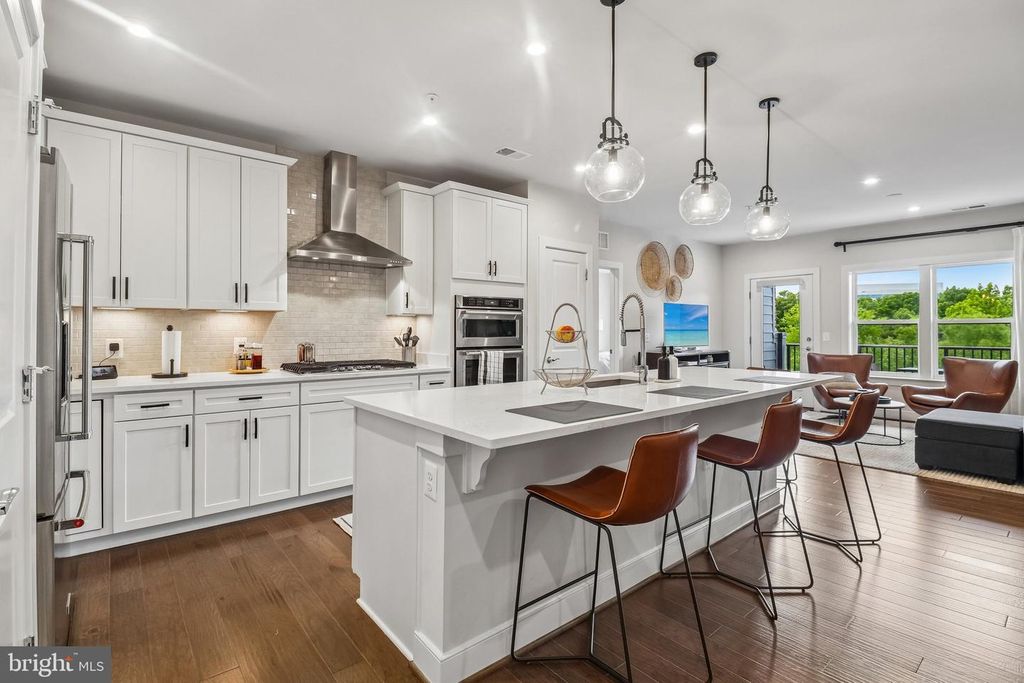 Image 10 of property listing at 3503 BELLFLOWER LN #406, Rockville, MD 20852
