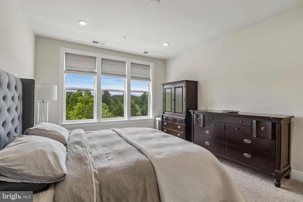 Image 11 of property listing at 3503 BELLFLOWER LN #406, Rockville, MD 20852
