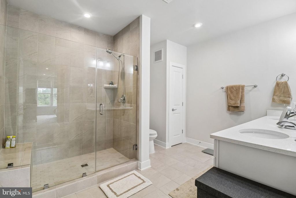 Image 12 of property listing at 3503 BELLFLOWER LN #406, Rockville, MD 20852