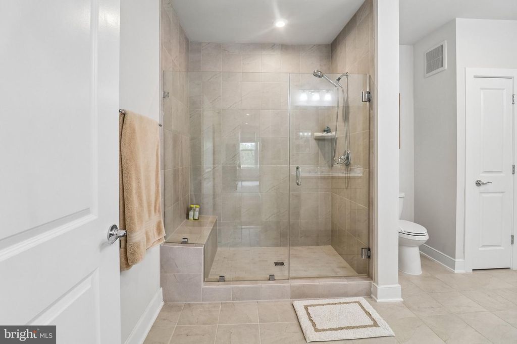 Image 14 of property listing at 3503 BELLFLOWER LN #406, Rockville, MD 20852
