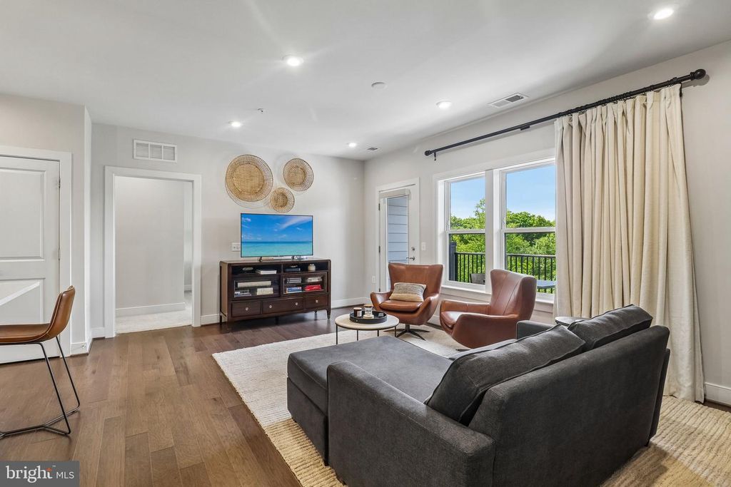 Image 2 of property listing at 3503 BELLFLOWER LN #406, Rockville, MD 20852