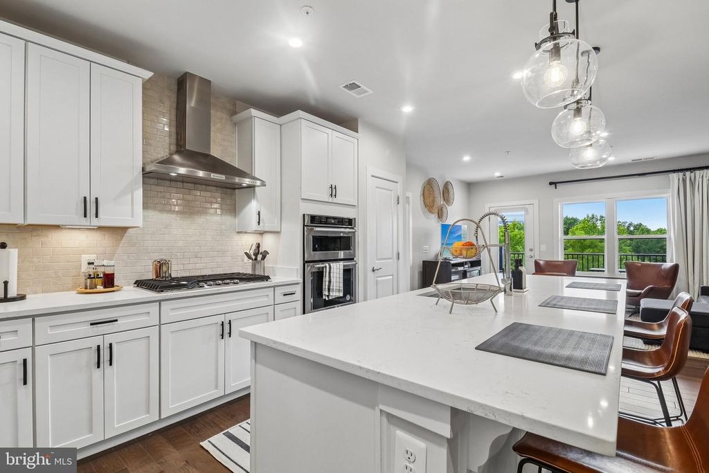 Image 3 of property listing at 3503 BELLFLOWER LN #406, Rockville, MD 20852