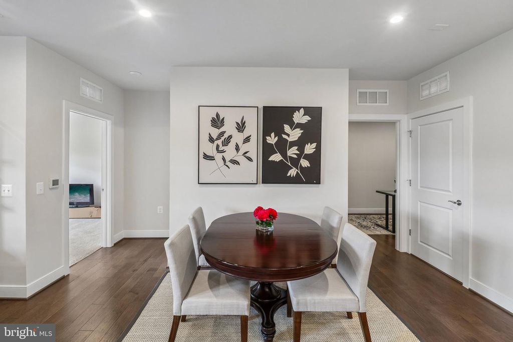 Image 6 of property listing at 3503 BELLFLOWER LN #406, Rockville, MD 20852