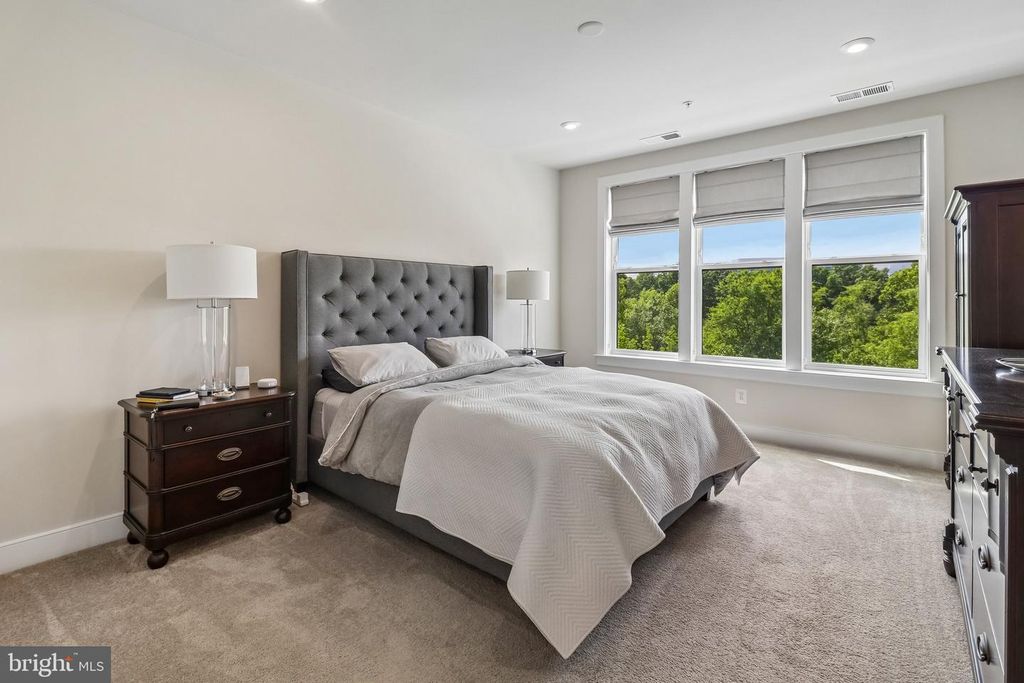 Image 7 of property listing at 3503 BELLFLOWER LN #406, Rockville, MD 20852